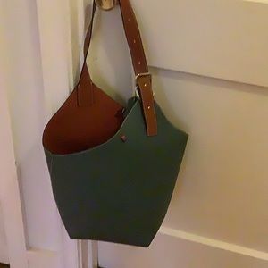 Lovely leather tote/purse - like new!